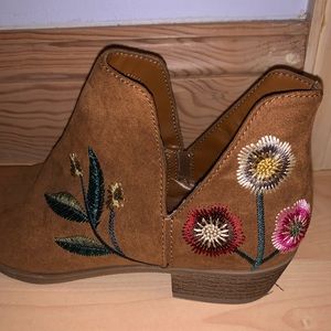 Barely Worn Indigo Rd. Flower Embroidered booties